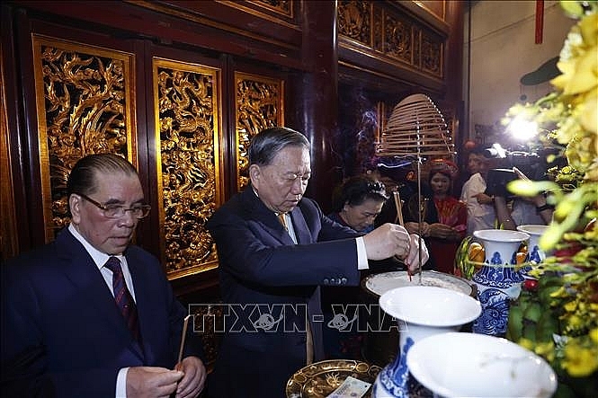 Tổng Bí thư, Chủ tịch nước Tô Lâm dâng hương trong Thượng Cung tại Đền Thượng. Ảnh: Thống Nhất/TTXVN
