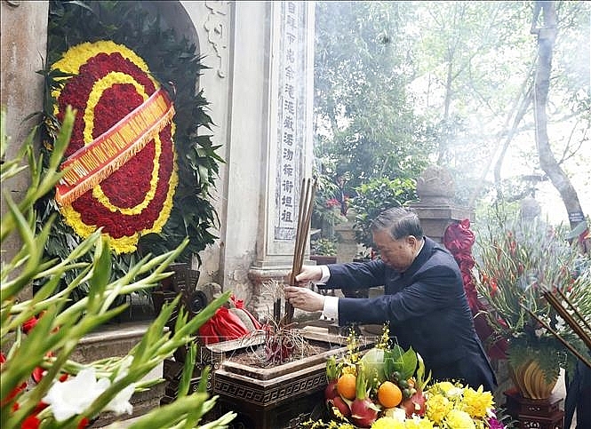 Tổng Bí thư, Chủ tịch nước Tô Lâm dâng hương, dâng hoa tưởng niệm tại Lăng Vua Hùng. Ảnh: Thống Nhất/TTXVN