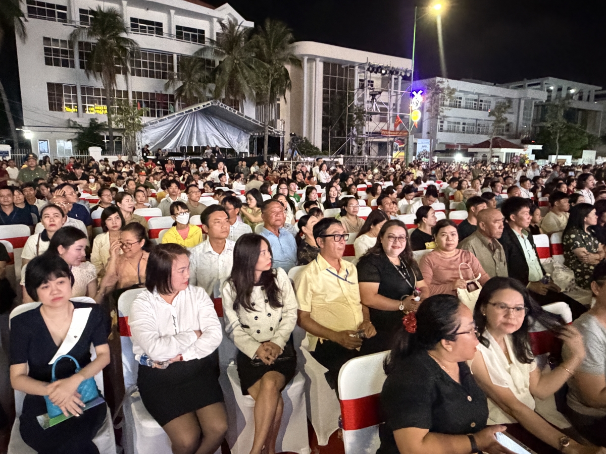 Đông đảo người dân và du khách xem Lễ khai mạc tại Lâm Đồng