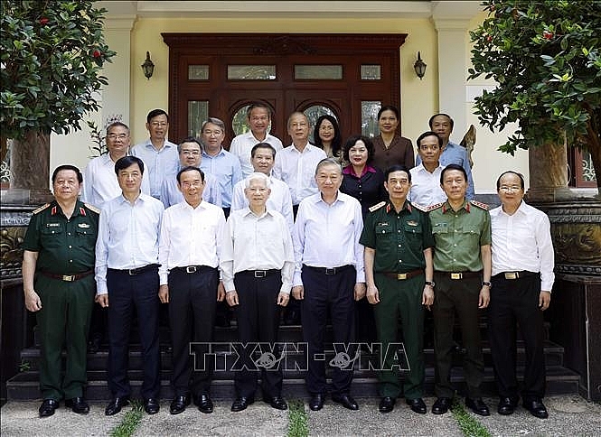 Tổng Bí thư, Chủ tịch nước Tô Lâm cùng Đoàn công tác Trung ương đến thăm nguyên Chủ tịch nước Nguyễn Minh Triết. Ảnh: Thống Nhất/TTXVN