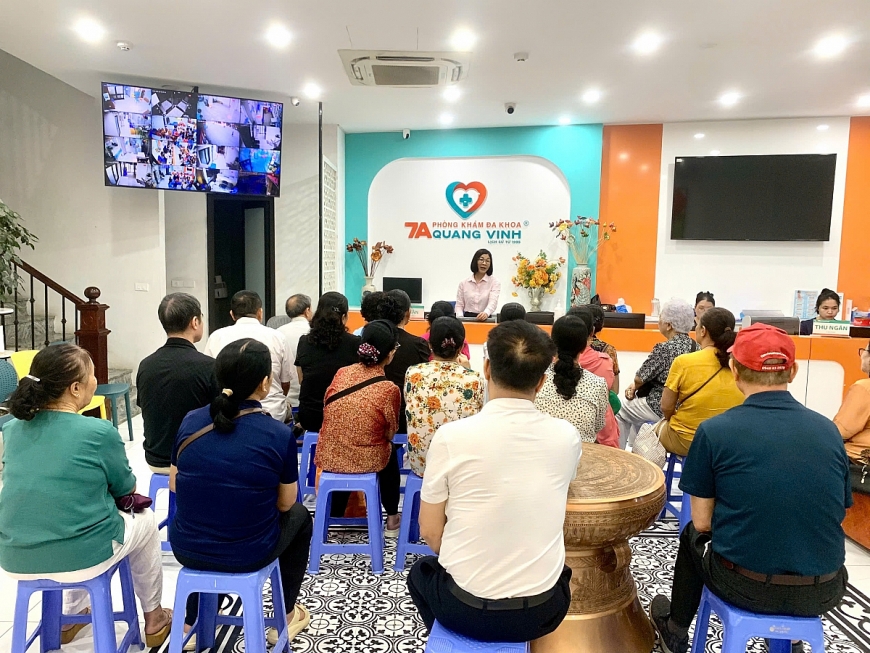 Bà Lê Thị Huấn đại diện phòng khám 7A Quang Vinh đang trình bày về gói khám sức khoẻ sàng lọc miễn phí với trị giá gần 2 triệu đồng/ người, dành cho cán bộ Hội NCT phường Phú Diễn.