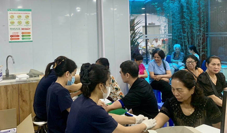 Người tham gia chương trình được khám lâm sàng đầy đủ như đo huyết áp, cùng các chuyên khoa như tai mũi họng, răng hàm mặt, và nhiều danh mục cận lâm sàng chuyên sâu như xét nghiệm tổng phân tích tế bào máu, siêu âm ổ bụng tổng quát, điện tâm đồ…