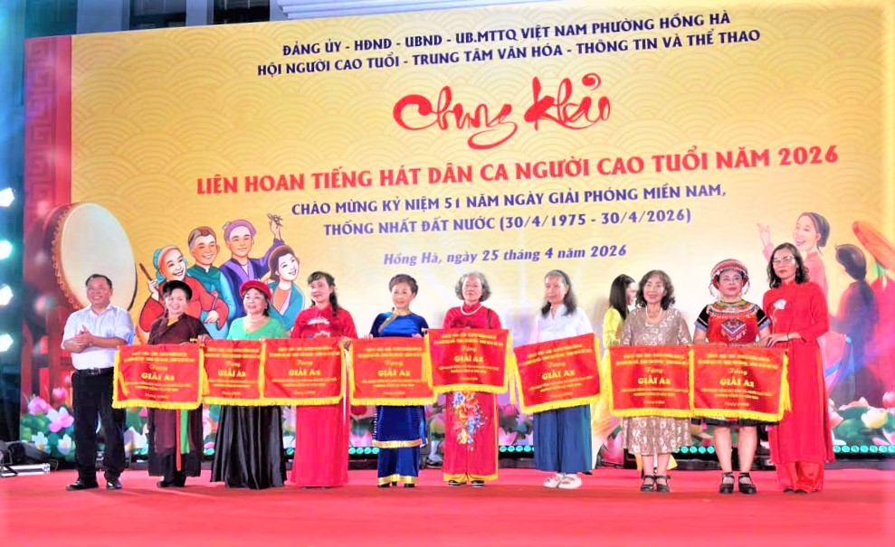 Ban tổ chức trao giải A2 cho các đơn vị