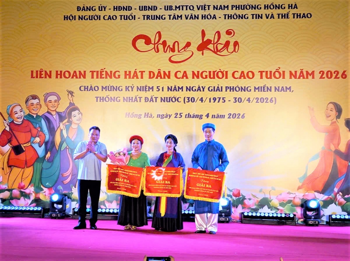 Ban tổ chức trao giải Ba cho đơn vị xuất sắc