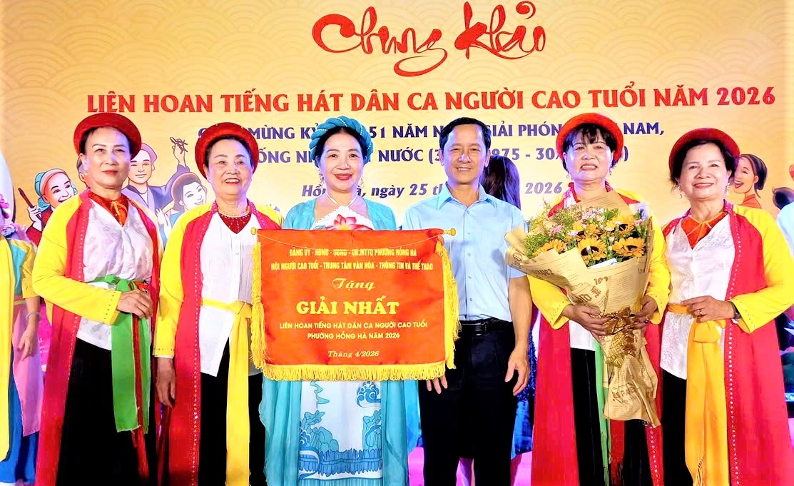Ban tổ chức trao giải Nhất cho đơn vị xuất sắc