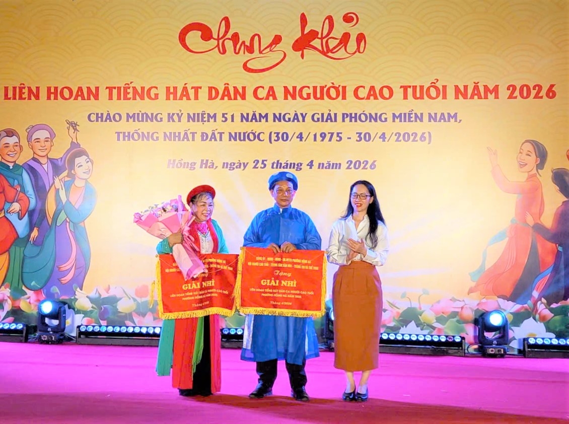 Ban tổ chức trao giải Nhì cho đơn vị xuất sắc
