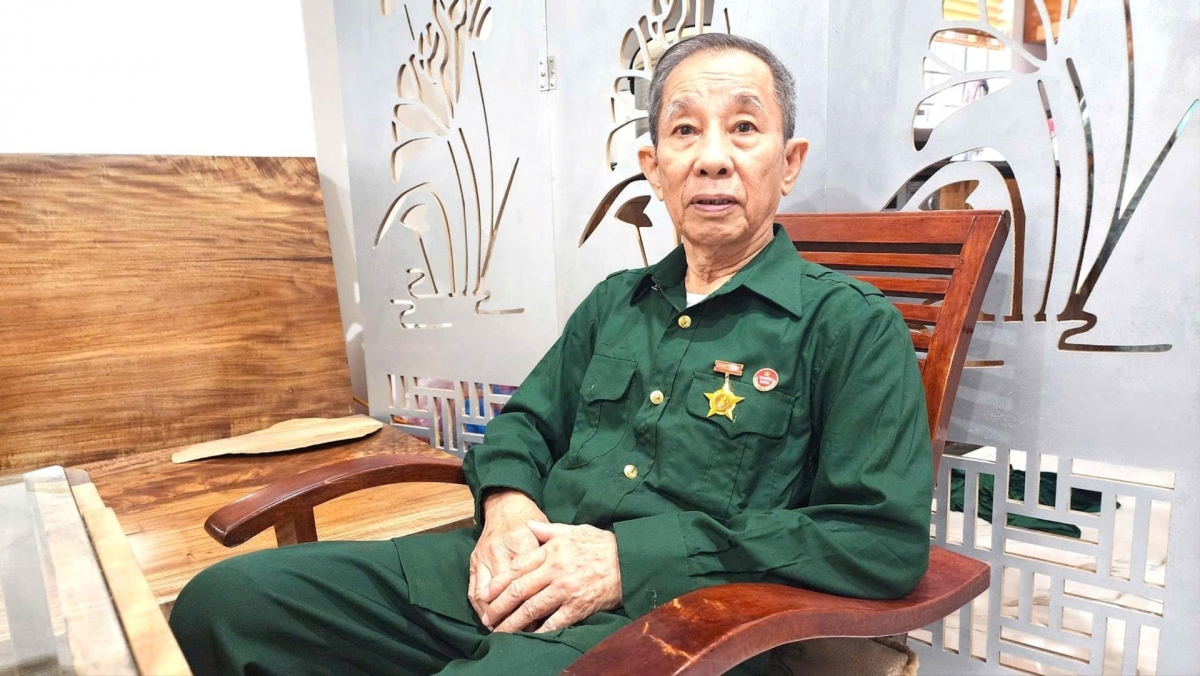 Cựu chiến binh Lê Thêm đang kể lại câu chuyện của cuộc đời mình