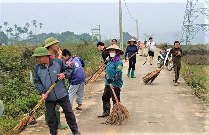 NCT xã Thái Sơn tích cực làm vệ sinh đường làng ngõ xóm, bảo vệ môi trường