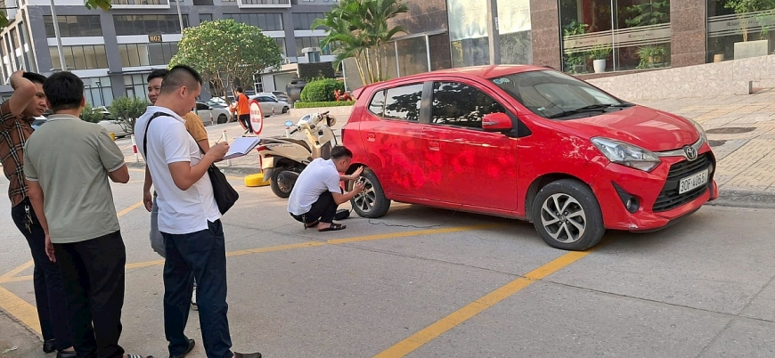 Tổ phòng chống tội phạm Công an phường Bồ Đề phối hợp với PC09 Công an TP Hà Nội khám nghiệm xác định 3 lốp xe ô tô bị chọc thủng nhiều chỗ.