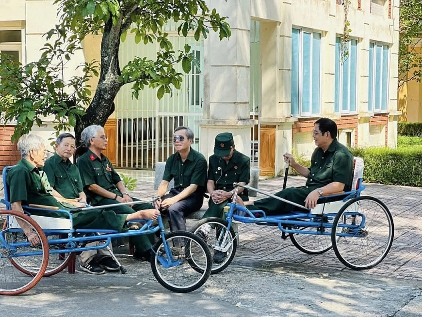 Ông Trần Quốc Tế và các đồng đội đang ôn lại ký ức về chiến trường xưa tại Trung tâm Điều dưỡng thương binh Nghệ An.