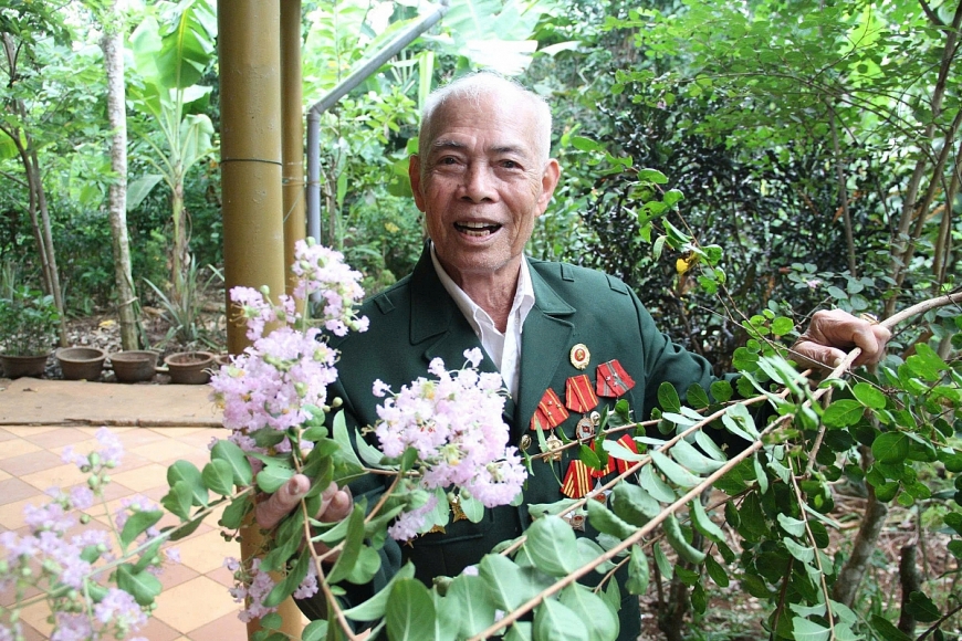Từ năm 1954 đến năm 1973, chiến sĩ công an vũ trang giới tuyến Dương Thế Thú không được về thăm ba, mẹ để bảo đảm tính bí mật, an toàn của nhiệm vụ 