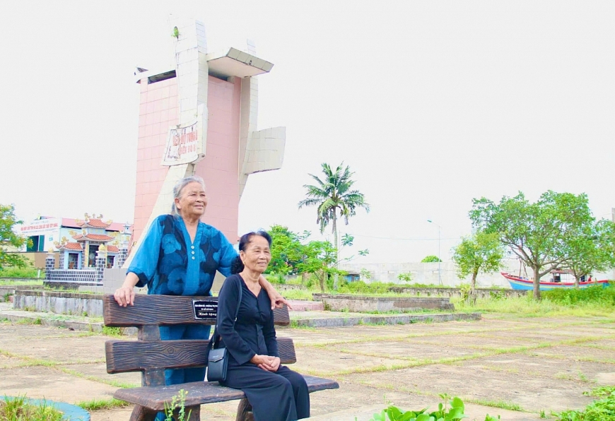 O Ngô Thị Thọ (ngồi trước) và đồng đội là o Lê Thị Xảo ôn lại những ký ức hào hùng một thời từng trực chiến tại bến đò B Tùng Luật năm xưa  hú thích ảnh: - Ảnh: Đ.P Anh1: Ông Dương Thế Thú từng là một chiến sĩ công an vũ trang giới tuyến Vĩnh Linh  Anh2 và Anh3: Từ năm 1954 đến năm 1973, chiến sĩ công an vũ trang giới tuyến Dương Thế Thú không được về thăm ba, mẹ vì để bảo đảm tính bí mật, an toàn của nhiệm vụ  Anh4: O Ngô Thị Thọ (bên phải) và đồng đội ôn lại những ký ức hào hùng một thời từng trực chiến tại bến đò B Tùng Luật năm xưa  Anh5: 