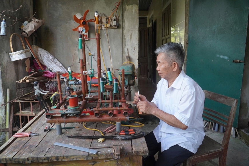 Cụ ông 83 tuổi “thổi hồn” lịch sử qua guồng nước con rối