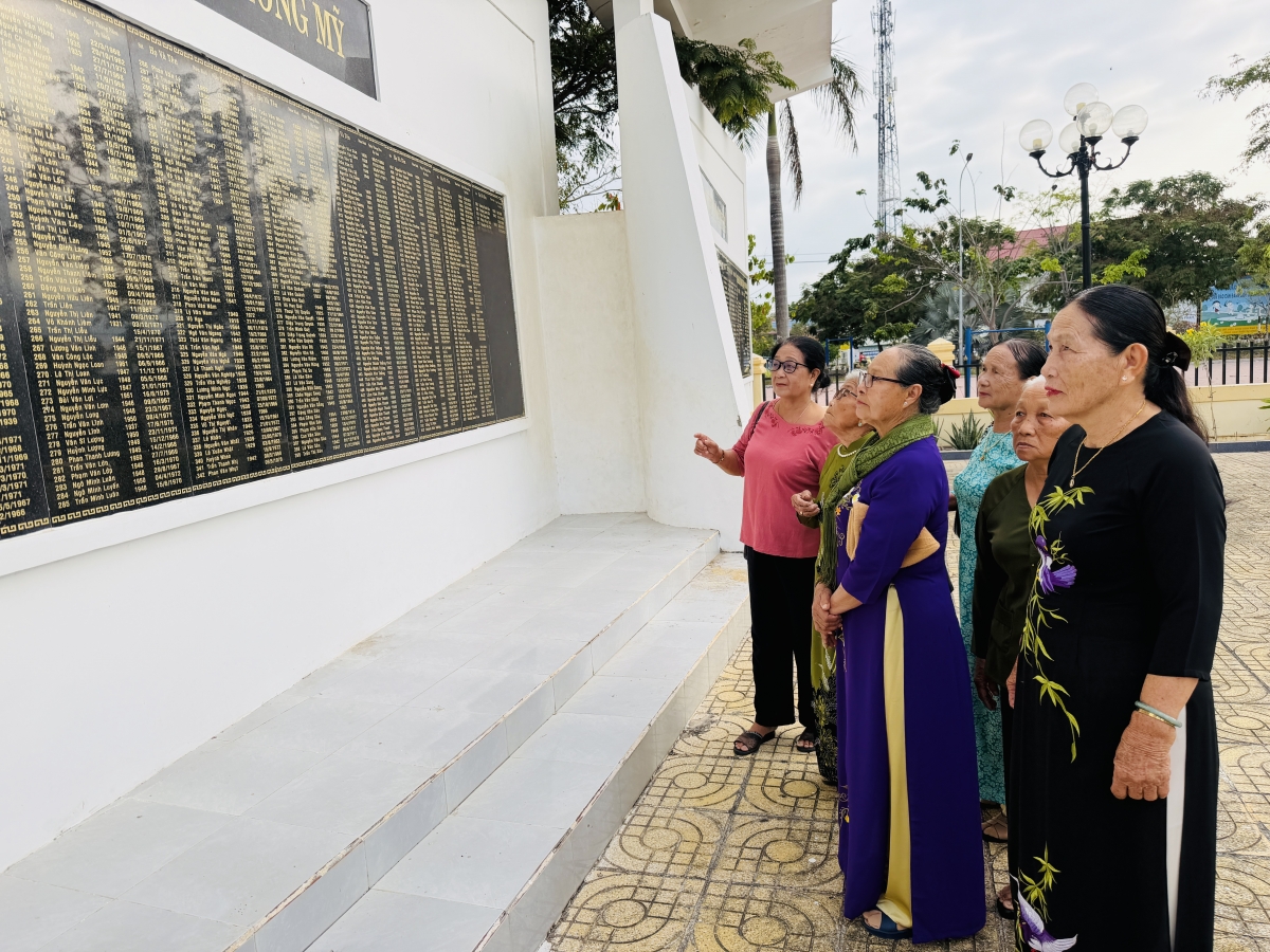 Trước bia ghi danh các liệt sĩ ở Hàm Liêm