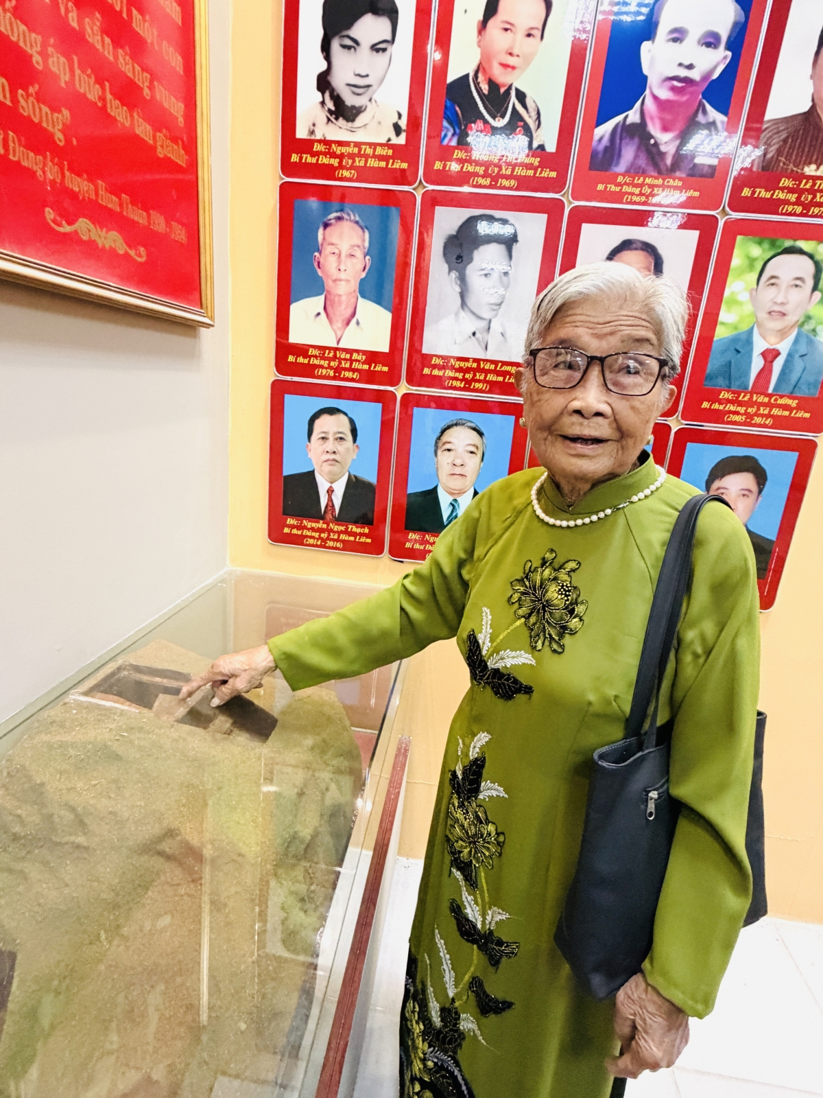 Cô Hai Hường - một trường những cơ sở mật xã Hàm Liêm trước căn hầm được phục chế