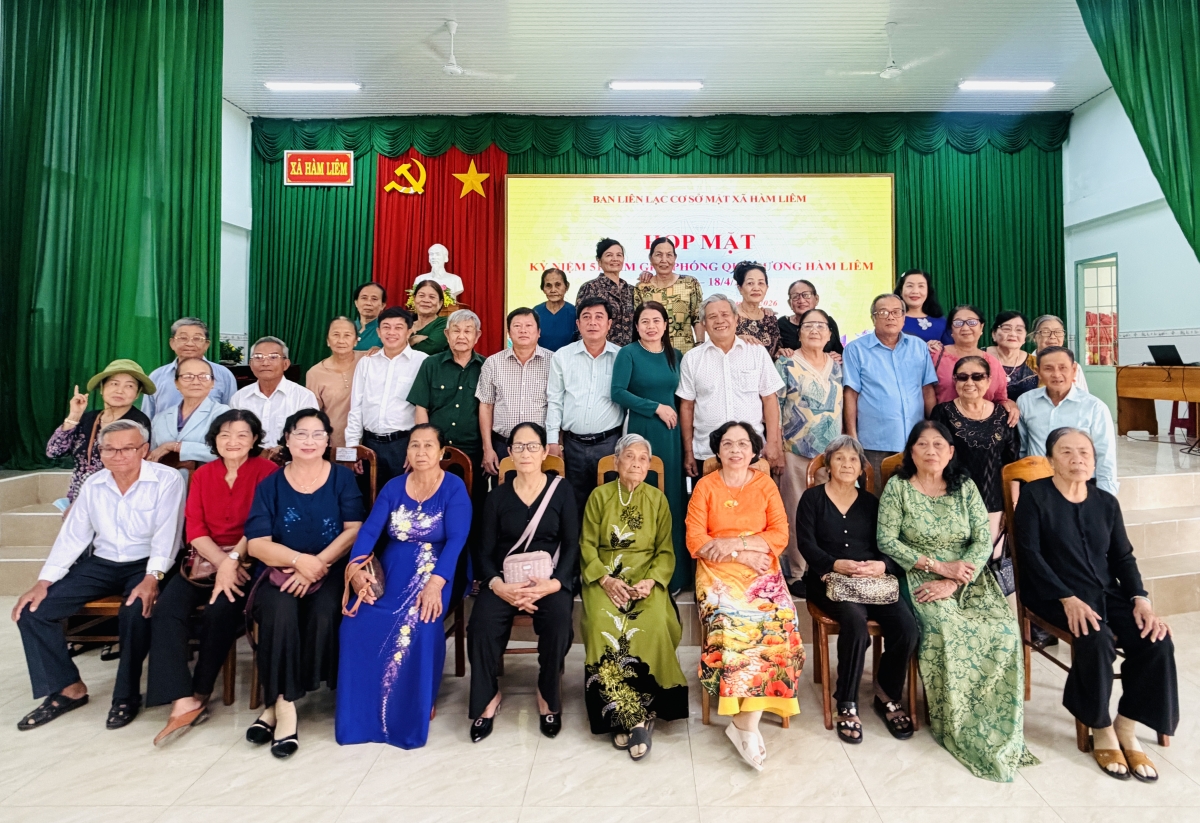 Những cô chú cơ sở mật chụp hình với các đồng chí lãnh đạo đã và đang công tác ở Hàm Liêm