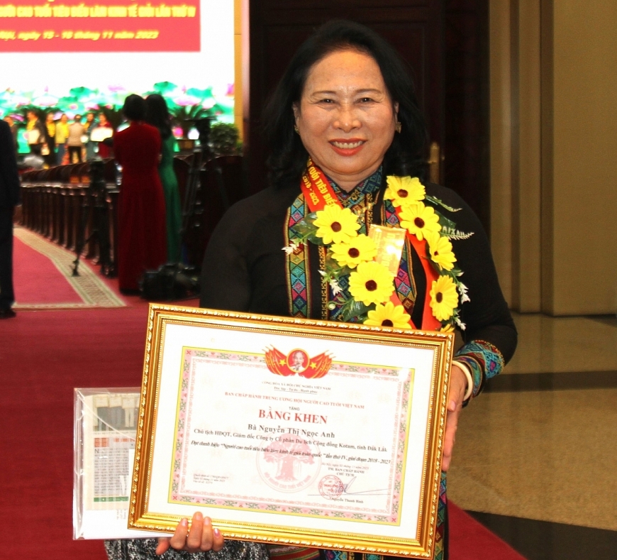 Bà Nguyễn Thị Ngọc Anh tham dự Hội nghị biểu dương NCT tiêu biểu làm kinh tế giỏi toàn quốc và được Trung ương Hội tặng Bằng khen.