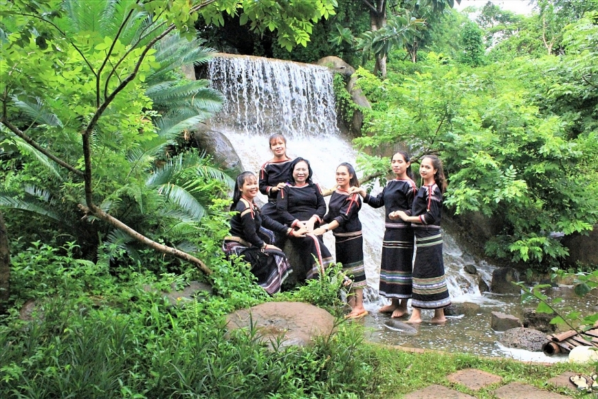 Bà Nguyễn Thị Ngọc Anh (thứ 3 bên trái), người đã góp phần hồi sinh dòng suối Kotam
