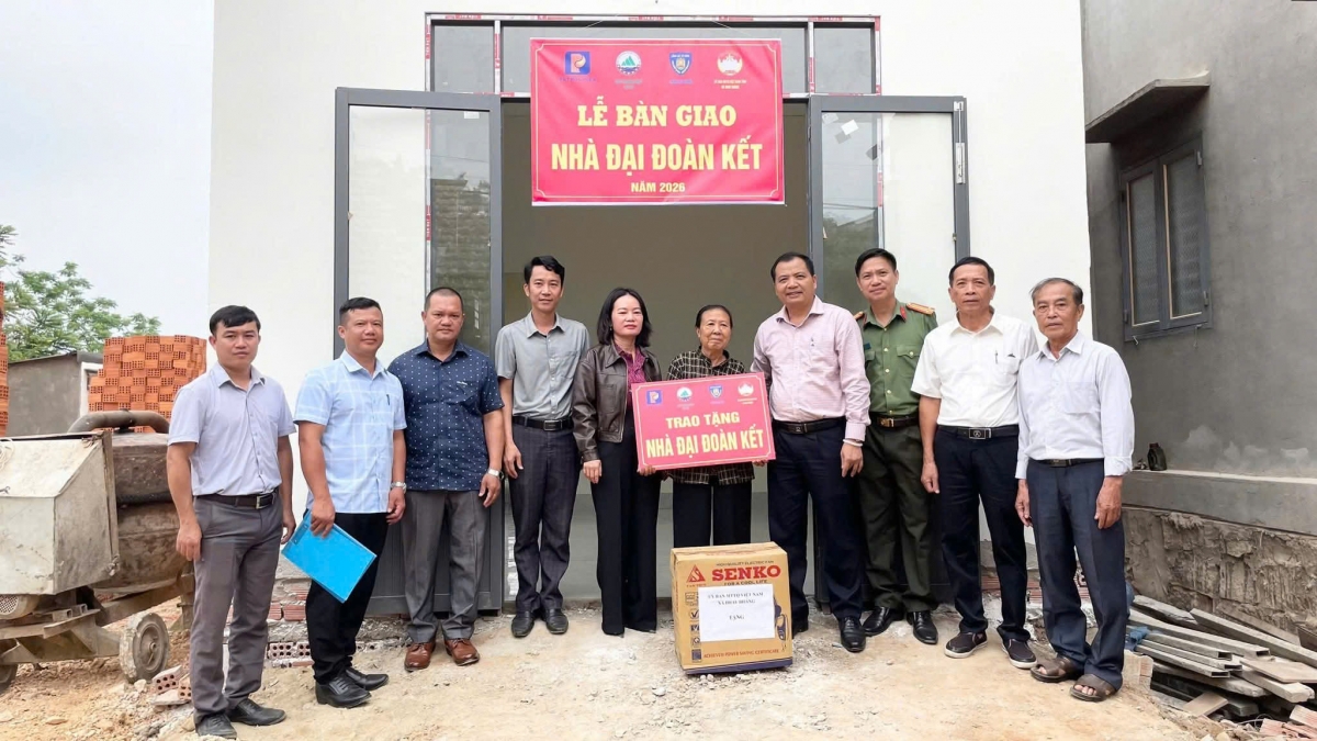 Lãnh đạo Đảng ủy, Ủy ban MTTQ Việt Nam xã Dray Bhăng trao tặng nhà, quà cho hộ bà Đỗ Thị Hình thôn Đông sơn