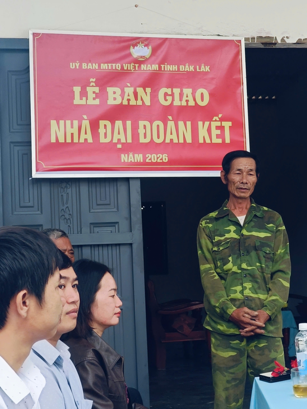 Ông Phạm Minh Phái, xúc động phát biểu cảm ơn sự quan tâm của Đảng, Nhà nước, MTTQ Việt Nam xã và toàn thể mọi người tại buổi lễ.