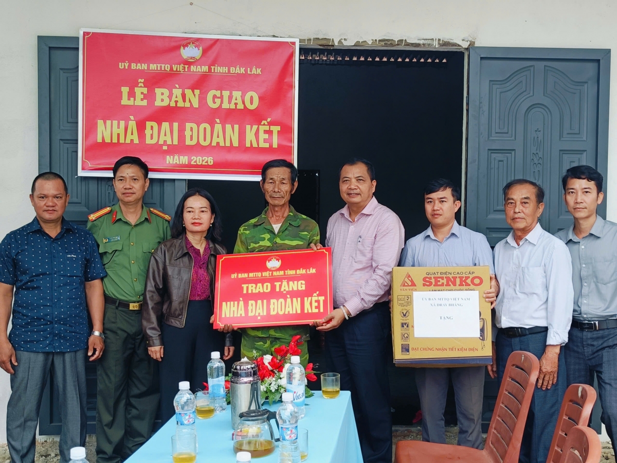 Ông Nghiêm Văn Chuẩn Bí thư Đảng ủy xã - Chủ tịch HĐND xã Dray Bhăng cùng lãnh đạo Thường trực Ủy ban MTTQ Việt Nam xã và các bạn ngành trao tặng nhà và quà cho hộ ông Phạm Minh Phái, thôn Đông sơn