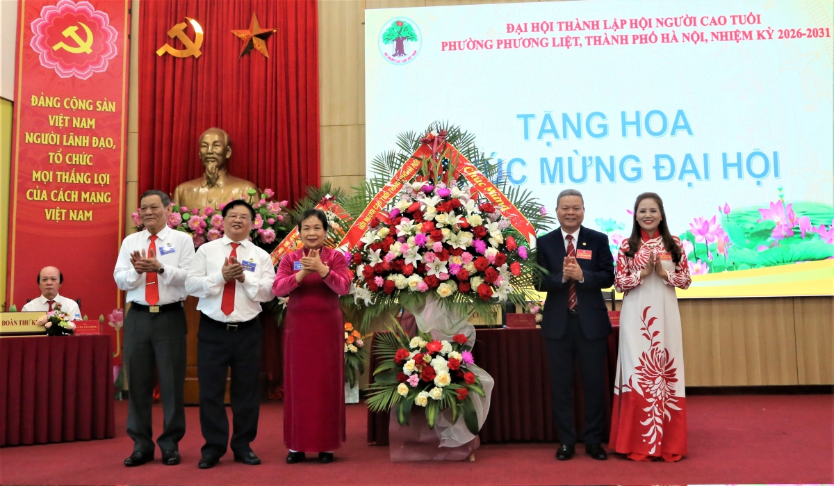 Hội NCT TP Hà Nội tặng hoa chúc mừng Đại hội