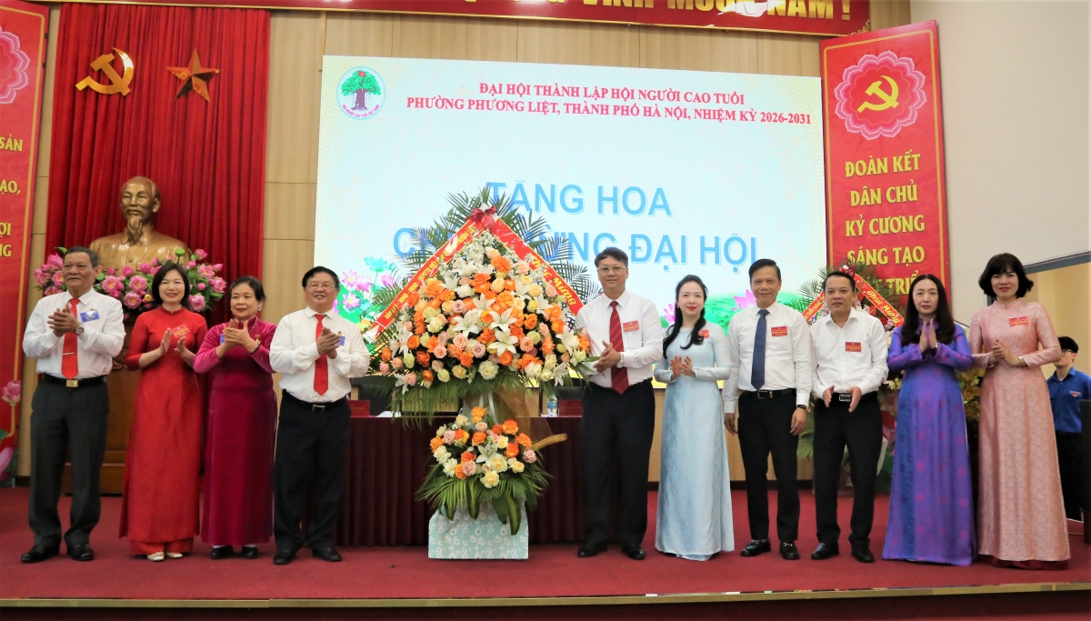 Lãnh đạo phường Phương Liệt tặng hoa chúc mừng Đại hội