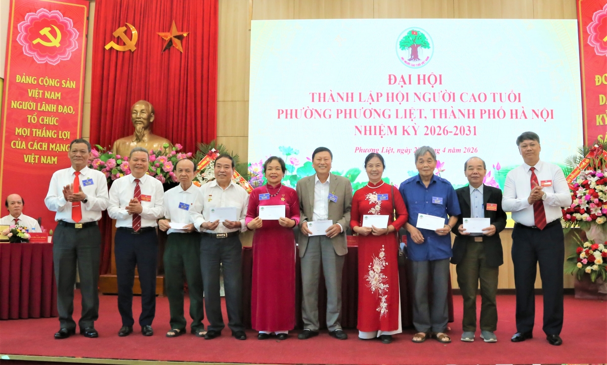 Tặng quà tri ân những cán bộ không tham gia Ban Chấp hành khóa mới