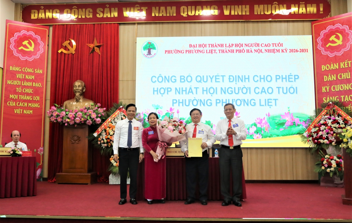 Trao quyết định thành lập Hội NCT phường Phương Liệt