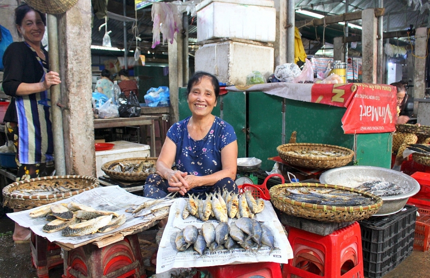 Bán cá trích nướng tại chợ Sa Nam (xã Vạn An, tỉnh Nghệ An)