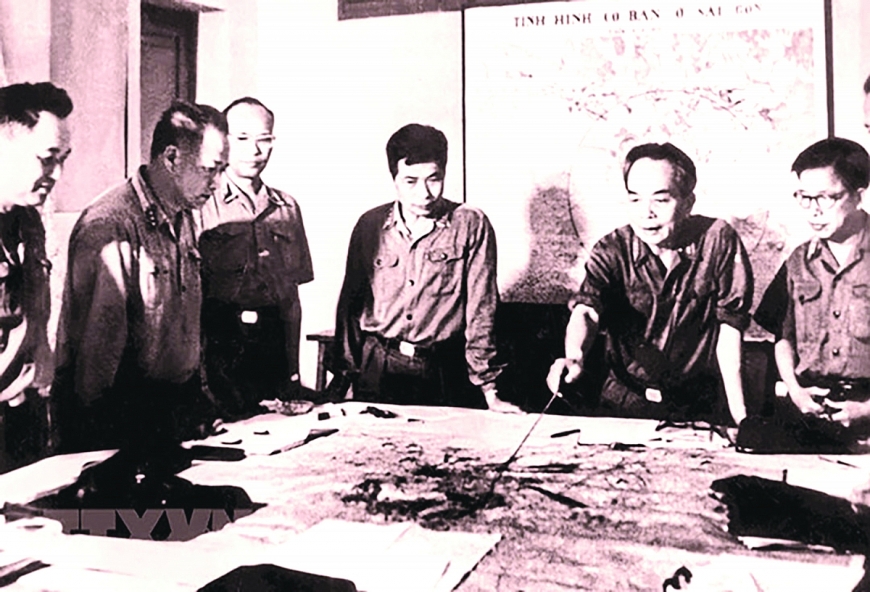 Tại Hà Nội vào tháng 4/1975, Quân ủy Trung ương theo dõi diễn biến của Chiến dịch Hồ Chí Minh. 