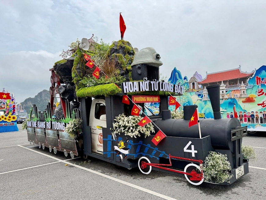 Mô hình của  Phường Mạo Khê gây ấn tượng với sự tái hiện dấu son lịch sử là nơi xuất hiện tàu hơi nước đầu tiên ở Việt Nam.