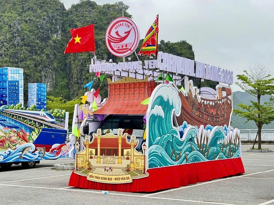 Xe mô hình của phường Quảng Yên, nơi có dòng sông Bạch Đằng huyền thoại.