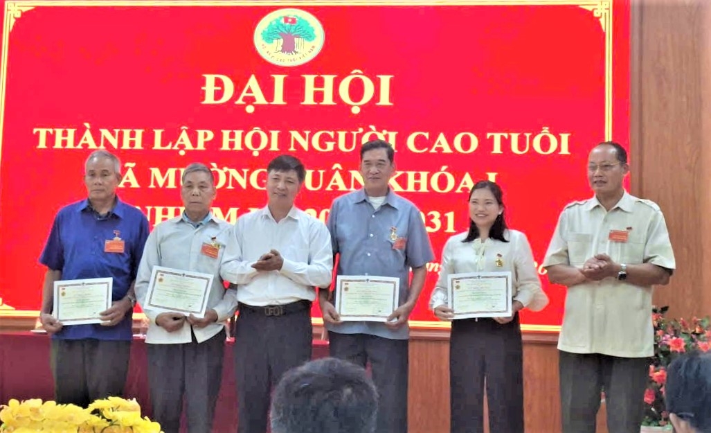 Trao Kỷ niệm chương vì sự nghiệp bảo vệ, chăm sóc và phát huy vai trò NCT cho các cá nhân có nhiều đống góp