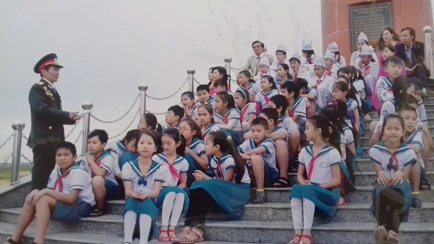 Cựu chiến binh nói chuyện truyền thống lịch sử với các cháu học sinh, góp phần bảo vệ nền tảng tư tưởng của Đảng.