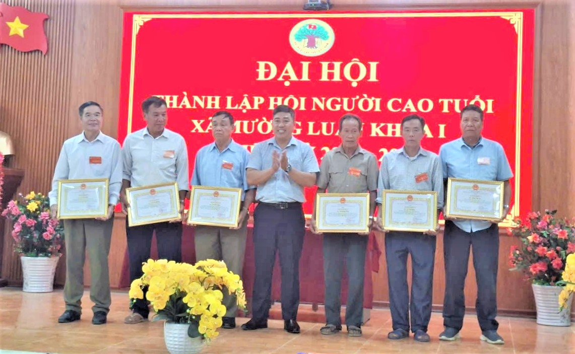 Trao Giấy khen của Chủ tịch UBND xã cho các tập thể, cá nhân xuất sắc