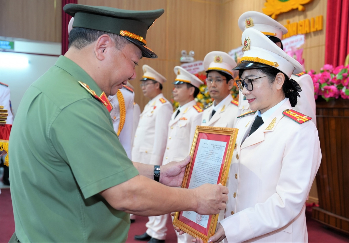 Lãnh đạo Công an tỉnh Gia Lai trao quyết định thăng cấp Đại tá, Thượng tá cho 140 cán bộ, chiến sĩ.