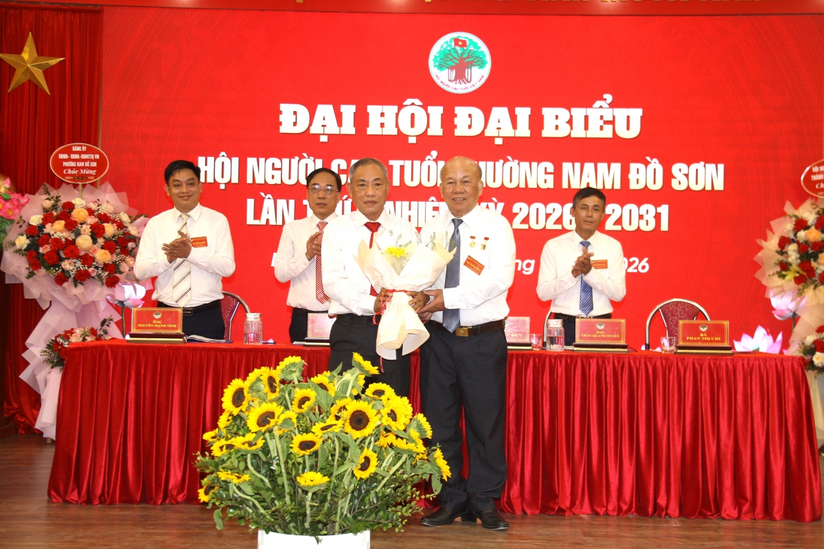 Đại diện các chi hội tặng hoa chúc mừng Đại hội.