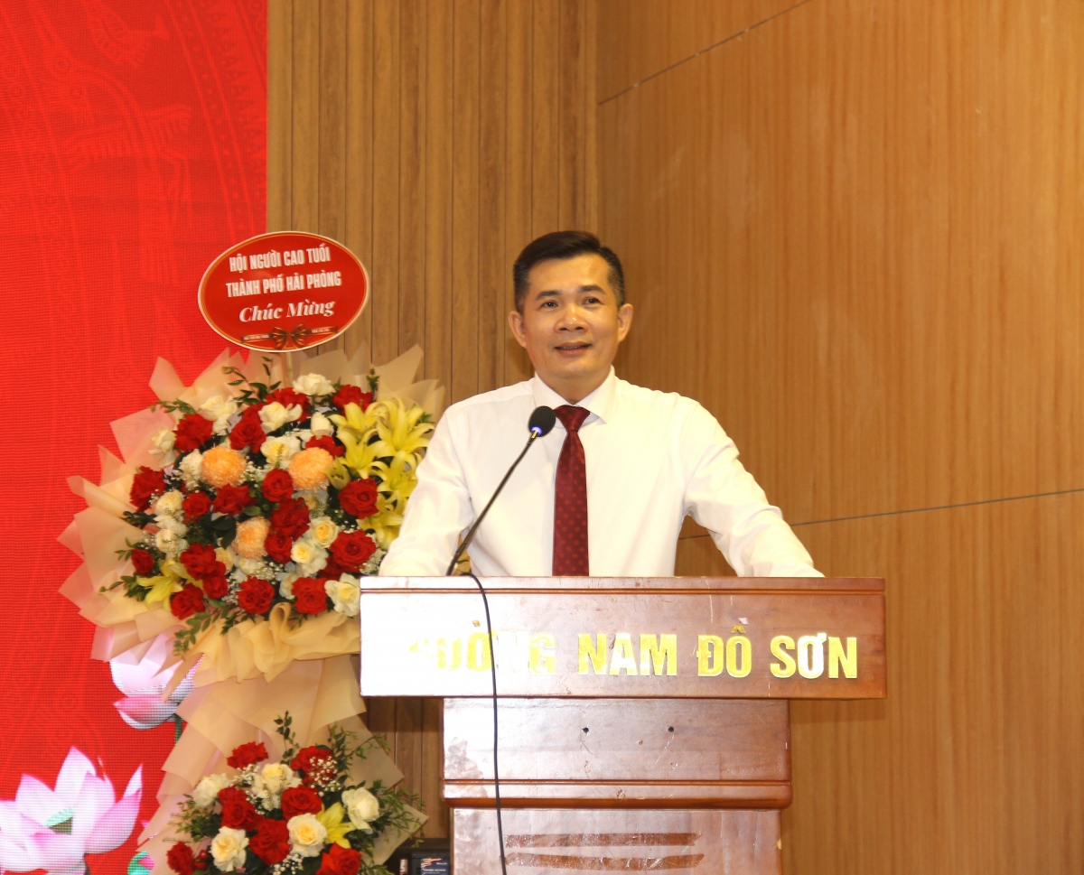 ông Lương Trác Quyền, Phó Bí thư thường trực đảng uỷ phường Nam Đồ Sơn phát biểu tại Đại hội.