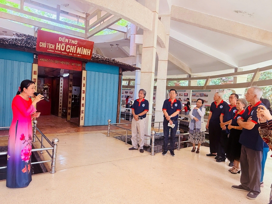  Chi bộ Khu phố 11 đến dâng hương tại Đền thờ Chủ tịch Hồ Chí Minh