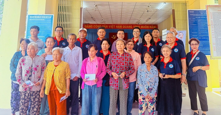 Chi bộ Khu phố 11 đã phối hợp cùng chính quyền xã Hưng Mỹ trao tặng 12 phần quà (mỗi phần trị giá 500.000 đồng) cho các gia đình chính sách và người cao tuổi có hoàn cảnh khó khăn