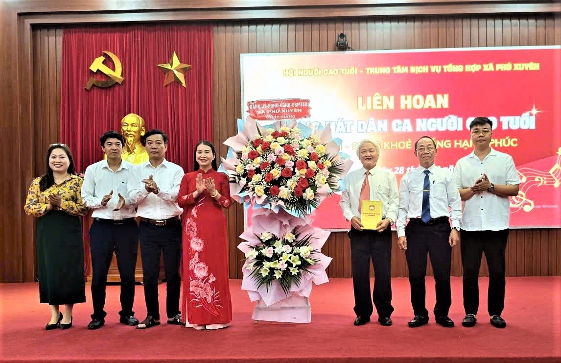 Lãnh đạo xã Phú Xuyên tặng hoa chúc mừng Chương trình