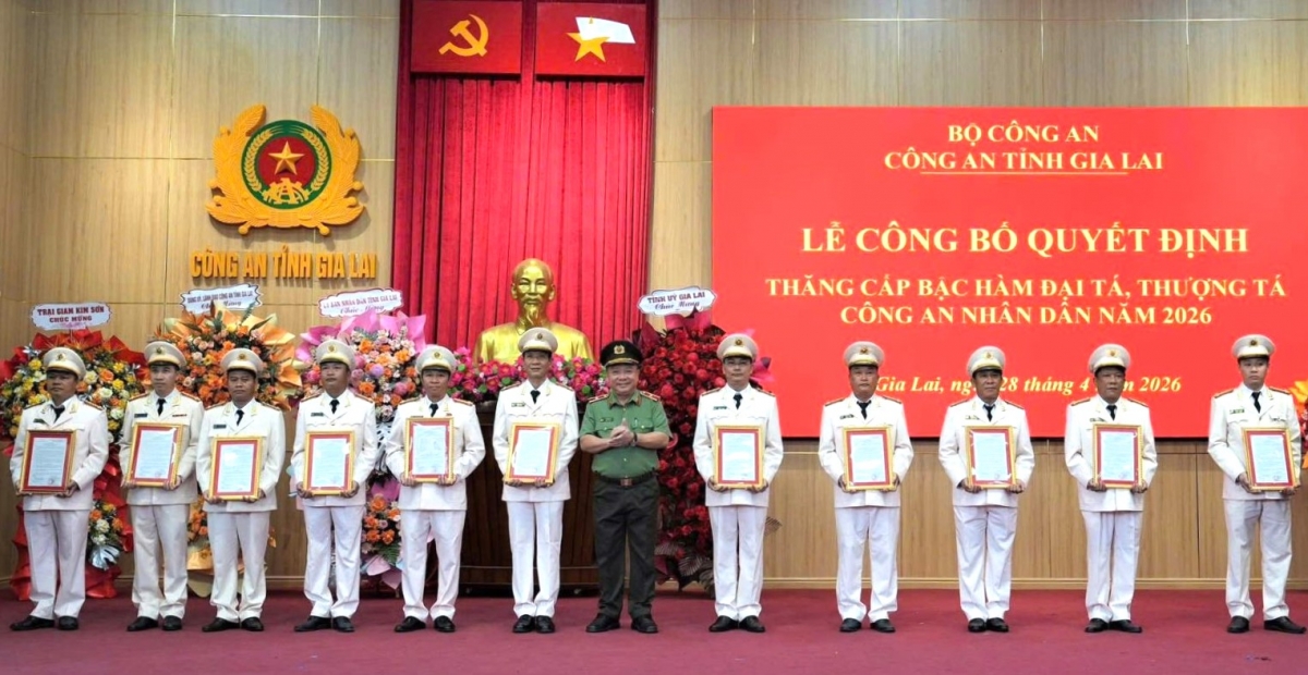 Các cán bộ, chiến sĩ Công an tỉnh Gia Lai vinh dự nhận quyết định thăng cấp bậc hàm trong buổi lễ trang trọng
