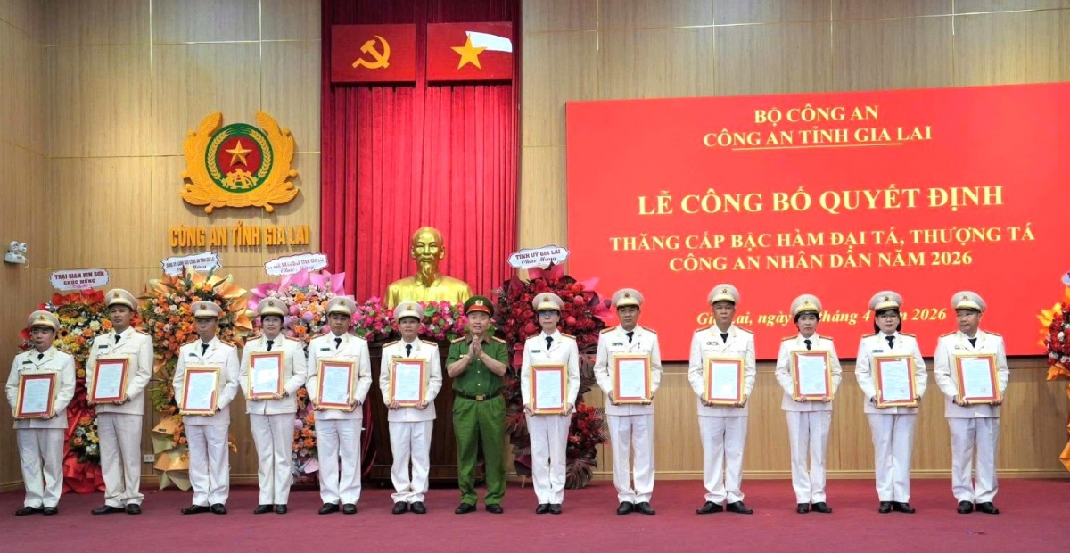 Các sĩ quan Công an tỉnh Gia Lai nhận quân hàm mới, đánh dấu bước trưởng thành trong công tác