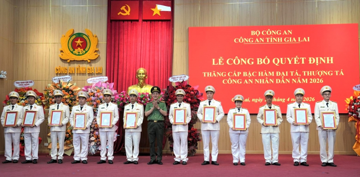 Lãnh đạo Công an tỉnh Gia Lai trao quyết định, chúc mừng các cán bộ, chiến sĩ được thăng cấp