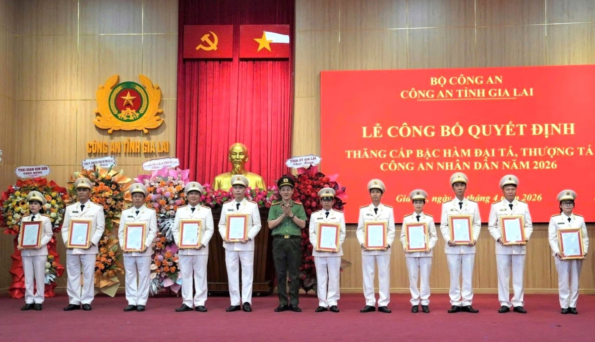 Các sĩ quan Công an tỉnh Gia Lai nhận quân hàm mới, đánh dấu bước trưởng thành trong công tác