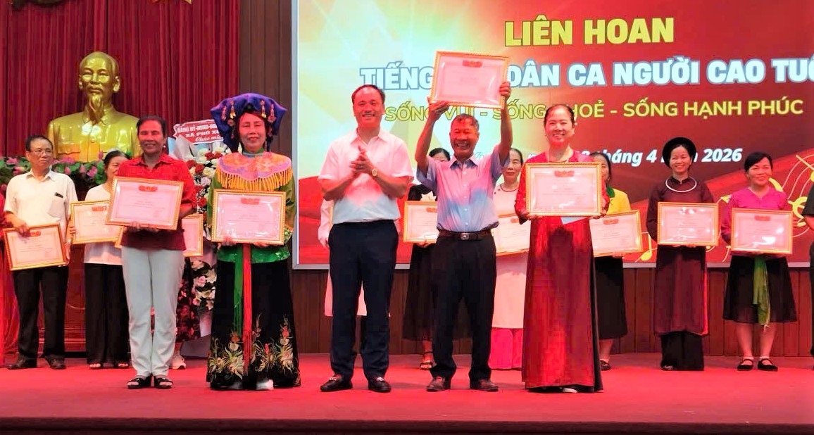 Ban tổ chức trao thưởng cho các đơn vị xuất sắc tham gia Liên hoan