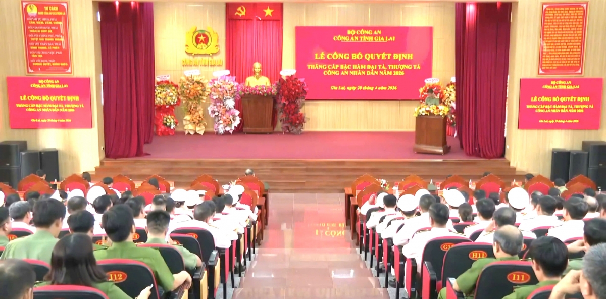 Quang cảnh buổi lễ trao quyết định thăng cấp bậc hàm tại Công an tỉnh Gia Lai