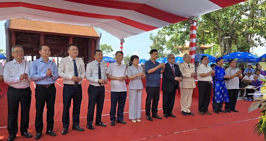 Các đồng chí lãnh đạo địa phương và Thường trực HĐDH Vũ – Võ Việt Nam và tỉnh Quảng Ninh thực hiện nghi lễ dâng hương Phó đô Ngự sử Anh nghị Đại vương, Tiến sỹ Vũ Phi Hổ.