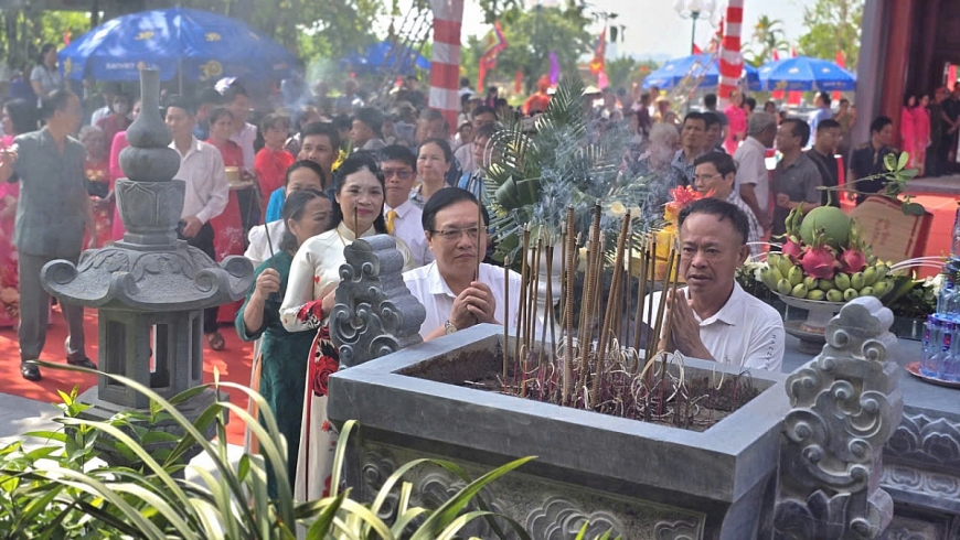 Con cháu dòng họ Vũ – Võ, nhân dân và du khách khách thập phương dâng hương Phó đô Ngự sử Anh nghị Đại vương, Tiến sỹ Vũ Phi Hổ.